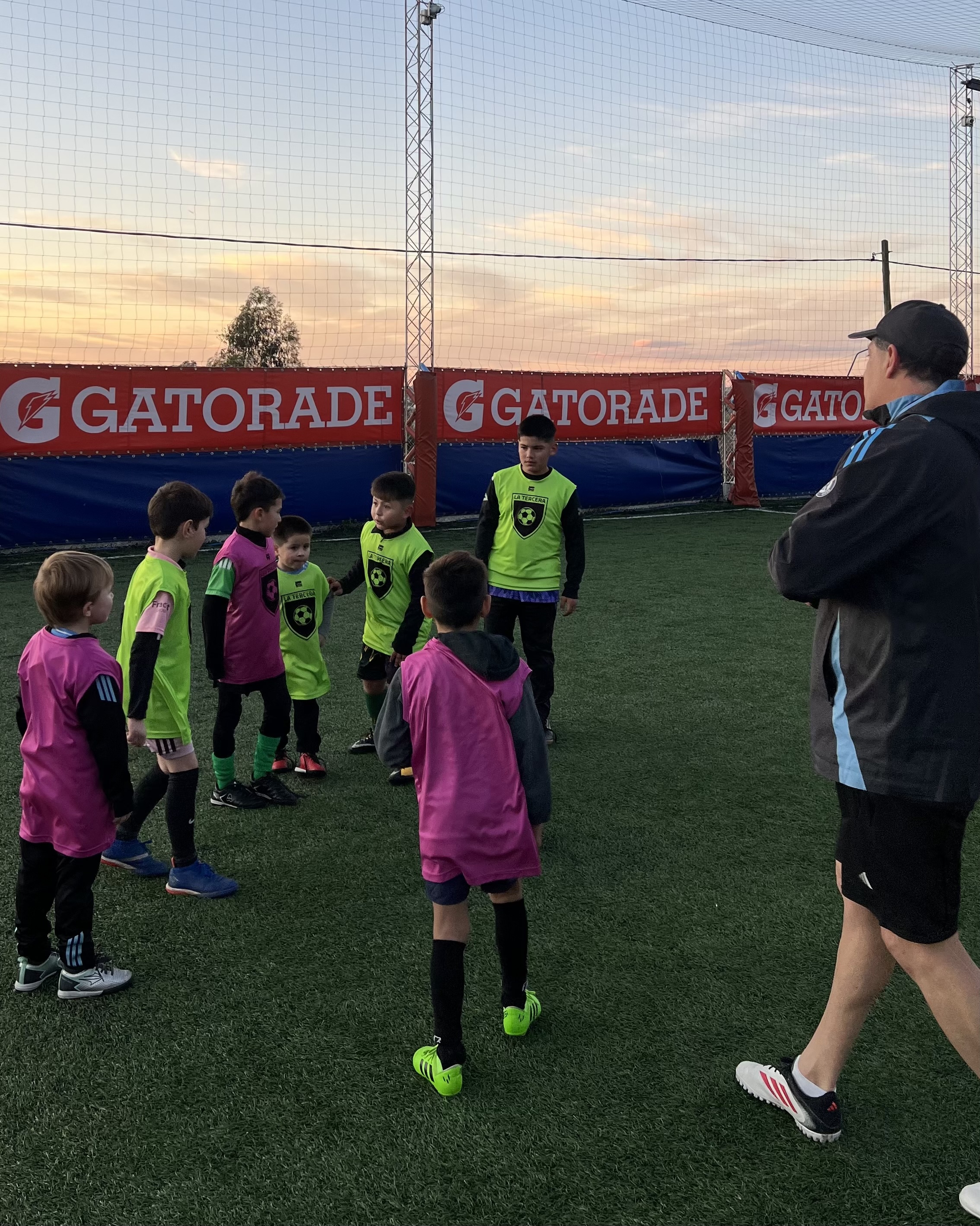 Un jugador de la escuelita con la pelota