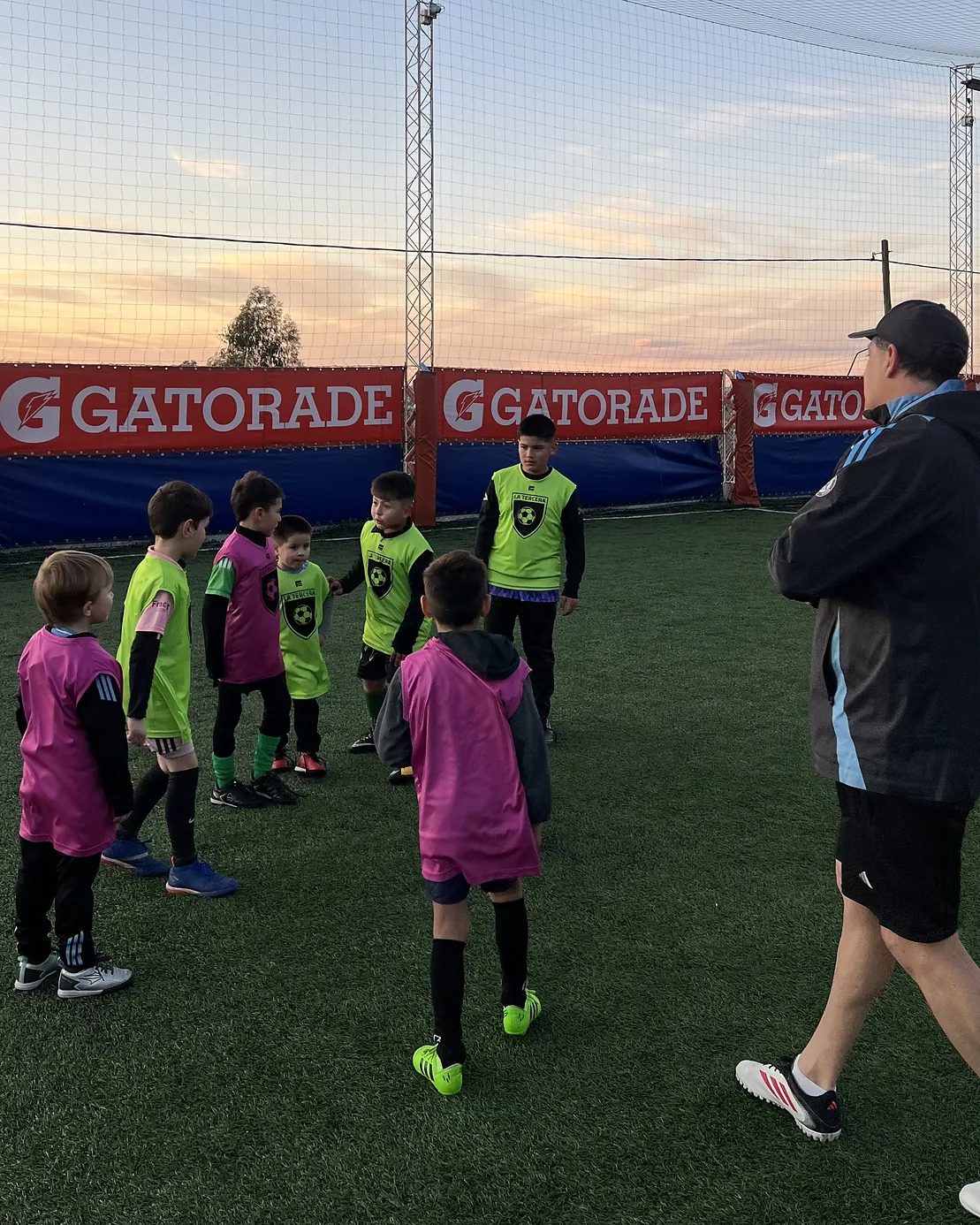 Un jugador de la escuelita con la pelota