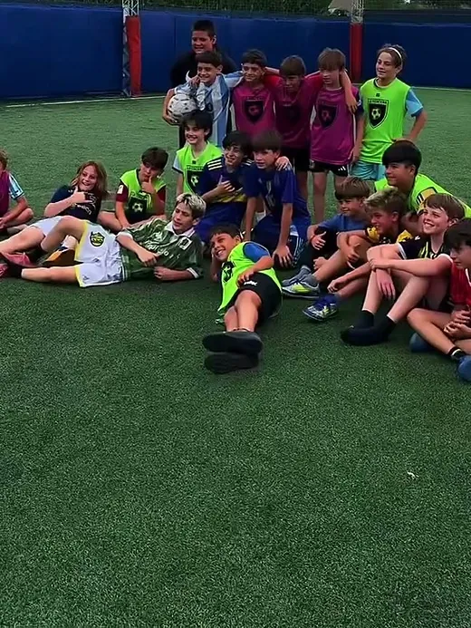 Foto grupal del cumpleaños en la cancha, con la pelota