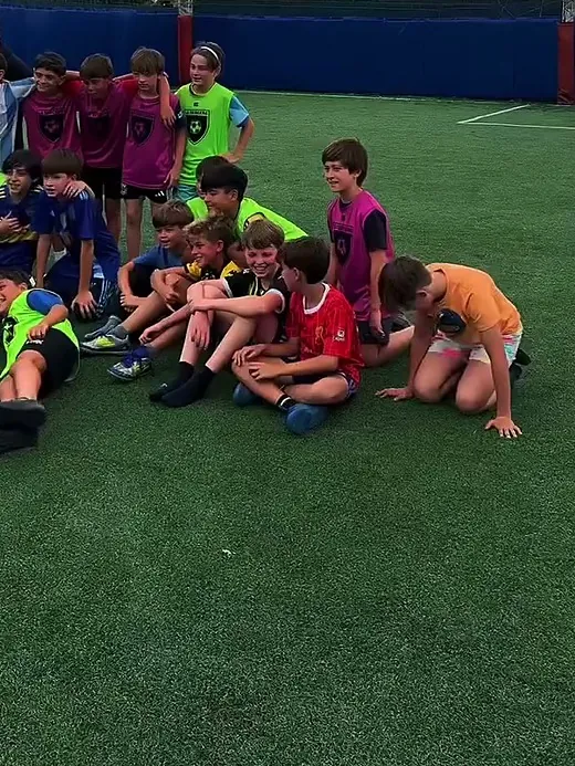 El grupo del cumple sentado en el césped después del partido