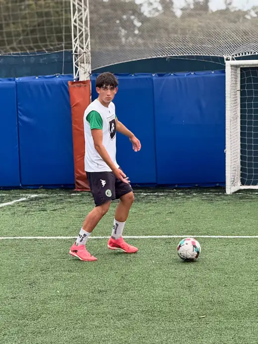 Jugador con la pelota frente al arco