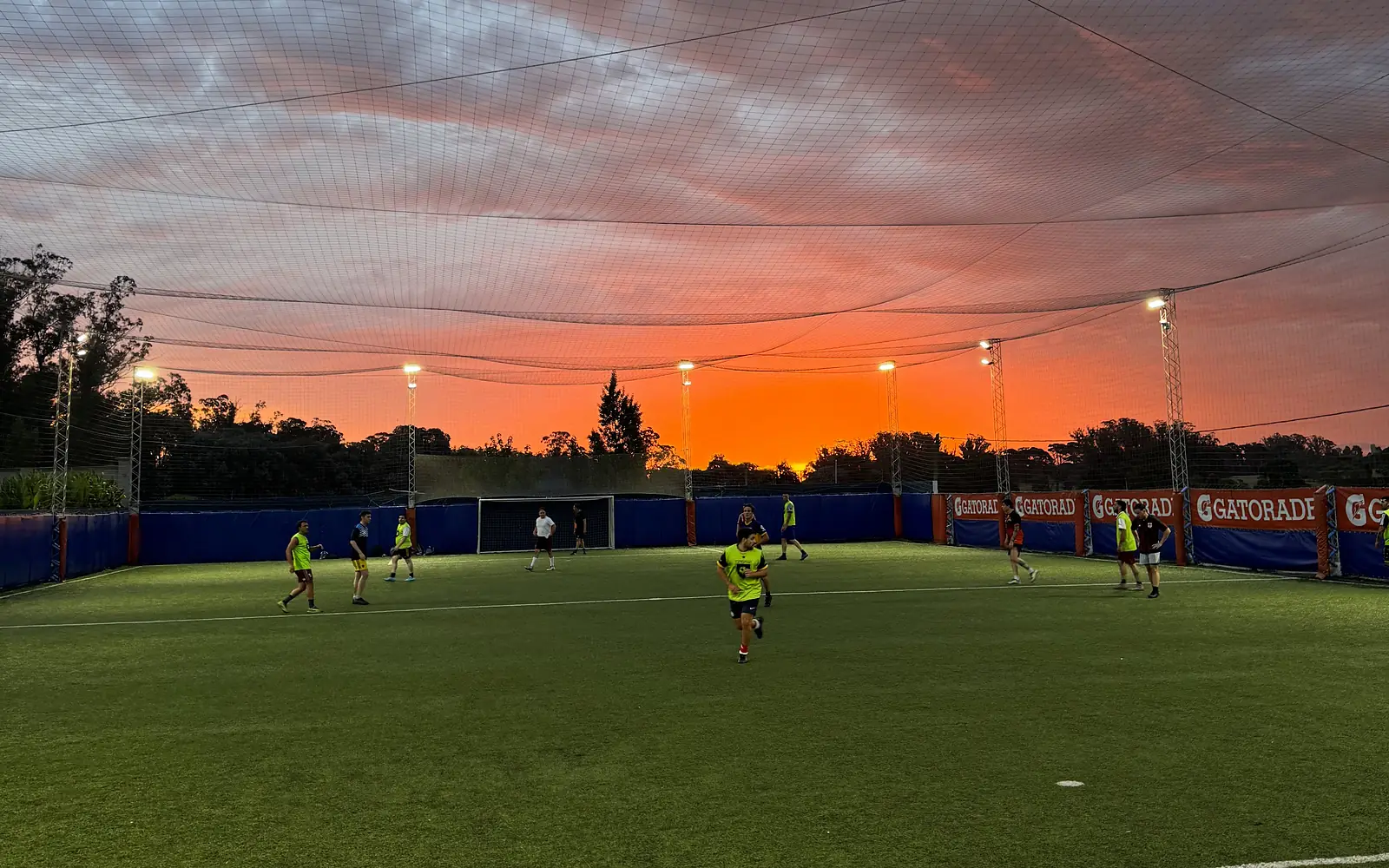 La cancha al atardecer, con un partido en juego